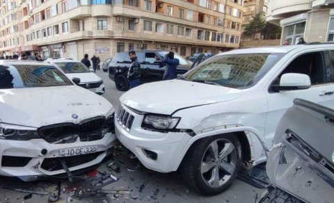 Bakıda 17 yaşlı yeniyetmə zəncirvari qəzaya səbəb oldu - VİDEO/FOTOLAR