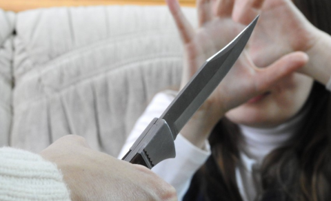 Azərbaycanda kişi sevgilisini bıçaqladı