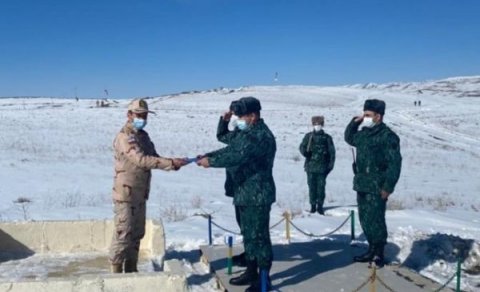 Güclü külək İran bayrağını Azərbaycan ərazisinə düşürdü