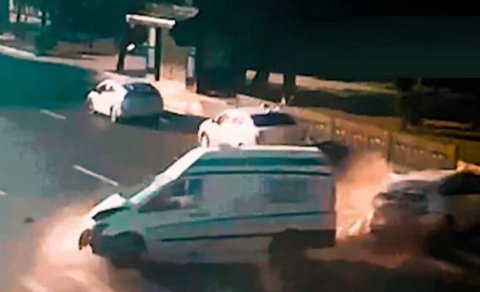 Bakıda xəstə daşıyan ambulans qəza törətdi - ANBAAN VİDEO