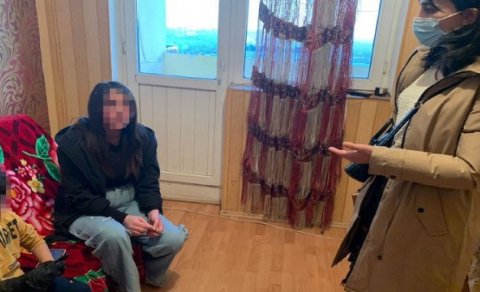 Övladını evdə tək qoyan ailə nəzarətə götürüldü