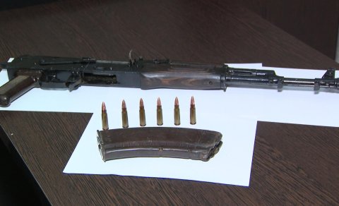 “Kalaşnikov”u 5 minə satmaq istəyən şəxs saxlanıldı - FOTO/VİDEO