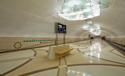 Bakı metrosunda sərnişin qatar yoluna düşdü