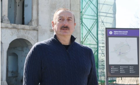 İlham Əliyev və birinci xanım Ağdam Cümə məscidində bərpa işlərinin gedişi ilə tanış olublar - FOTOLAR