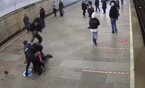 Metroda miqrantlar 2 polisi döydü: 5 ilə qədər həbs...