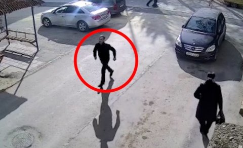 Özünü kuryer kimi təqdim edib, evlərə oğurluq üçün girdi - VİDEO