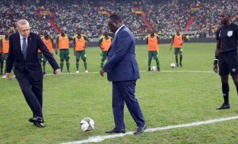 Ərdoğan Afrikada futbol oynadı - VİDEO