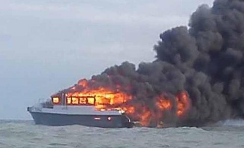 Göyərtəsində 600 hərbçi olan Rusiya desant gəmisi vuruldu - FOTO