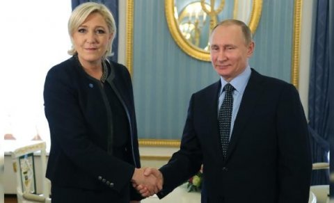 Putinlə olan fotolarının silinməsini tələb etdi