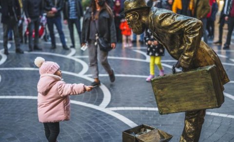 “Heykəlin içində insan olmaq asan deyil” - “Tarqovı”da gəzən canlı heykəl (FOTOLAR)