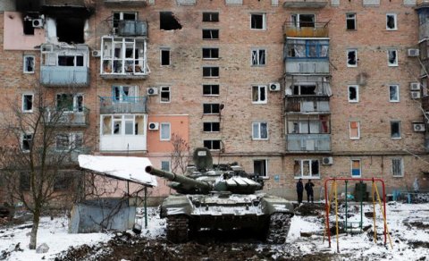 Mariupolda müdafiəsiz dinc sakin rusiyalı tankçılar tərəfindən öldürüldü - VİDEO