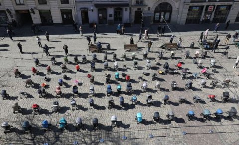 Müharibənin dəhşətli üzü: Lvovun mərkəzinə 109 boş uşaq arabası qoyuldu – FOTO