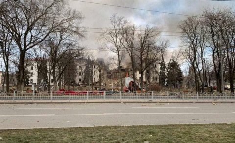 Mariupolda teatr BOMBALANDI: 300-ə yaxın insan HƏLAK OLDU