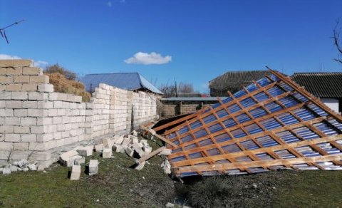 Güclü külək nəticəsində məktəbin dam örtüyü UÇDU (FOTOLAR)