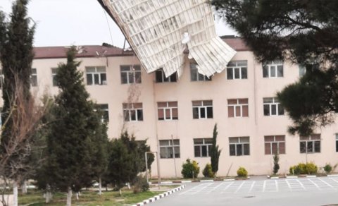 Külək Xırdalanda məktəbin damını uçurdu - FOTOLAR