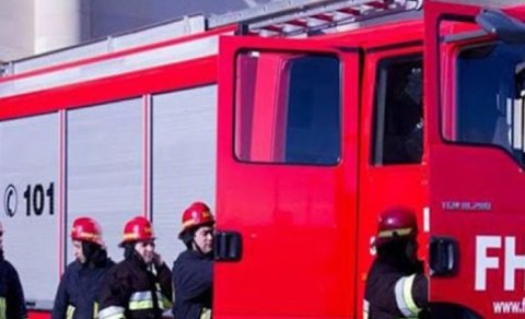 Məktəbə bitişik tikili yandı