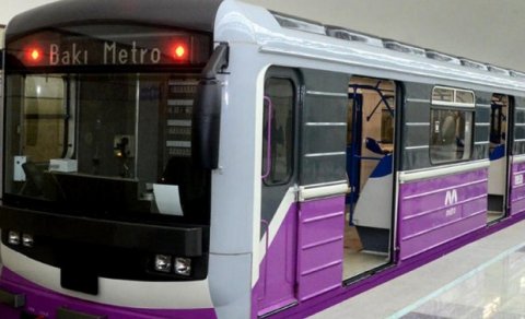 Metroda qatar yoluna düşən qızlarla bağlı açıqlama - RƏSMİ