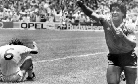Maradonanın məşhur futbolkası rekord qiymətə satılıb - FOTO