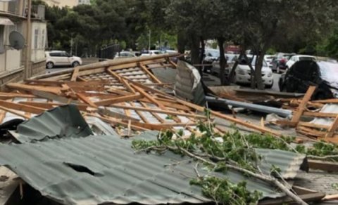 Bakıda külək xəstəxananın damını UÇURDU - VİDEO