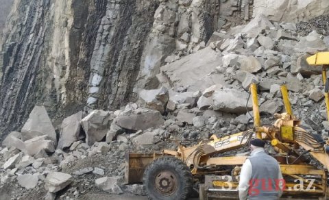 Azərbaycanda torpaq uçqunu oldu - yol bağlanıb