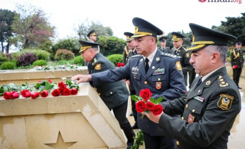 Generallar Həzi Aslanovun abidəsi önündə - FOTOLAR