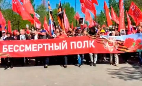 Ruslar Xersonda SSRİ bayrağını ucaltdılar - VİDEO