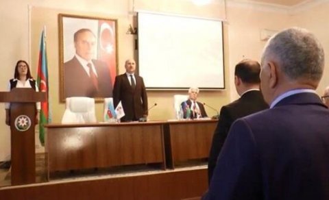 Himnimiz səsləndi, rektor ayağa qalxa bilmədi - VİDEO