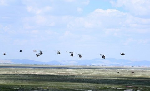 Hərbi pilotlarımız beynəlxalq təlimdə tapşırıqları icra etdi (VİDEO/FOTO)