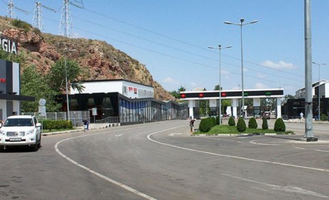 Quru sərhədləri gediş-gəlişə həsrət qalıb: Hökumətin qərarı niyə gecikir?