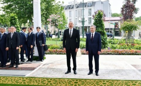 İlham Əliyev Özbəkistanın Xivə şəhərində “Nurullaboy” saray kompleksi ilə tanış oldu