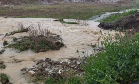 Ağdamda içində sərnişin olan maşını sel apardı