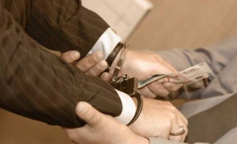 Vəzifəli şəxs rüşvət alarkən yaxalandı