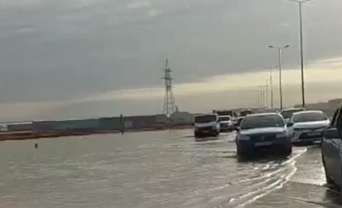 Su kəmərində qəza: Bakı-Qazax yolunu su basdı, əraziyə Mülki müdafiə qoşunları cəlb olundu - FOTO