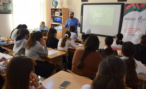 Qızların davamlı təhsilə aparan yolunu bəzən valideynlər kəsir