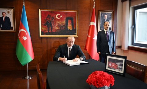 Prezident Türkiyə səfirliyinə getdi, başsağlığı verdi