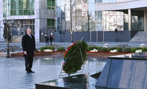Prezident Xocalı soyqırımı abidəsini ziyarət etdi - FOTOLAR
