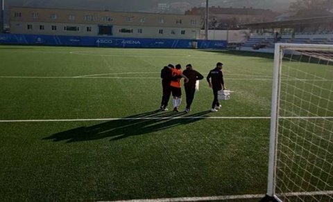Azərbaycan futbolunda maraqlı hadisə: Hamı getdi, zədəli futbolçunu...