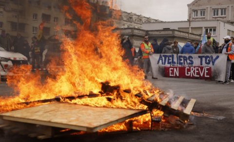 Parisdə etirazçılar Makronun istefasını tələb edirlər