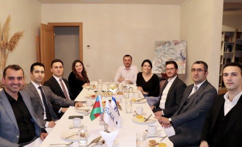 İsrail səfiri azərbaycanlı məzunlar üçün iftar süfrəsi təşkil edib