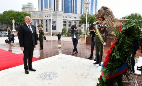 Prezident İlham Əliyev Düşənbədə İsmoili Somoni abidəsini ziyarət edib