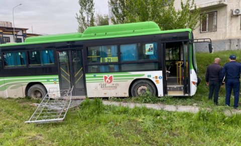 Qazaxıstanda idarəetməsiz qalan avtobus piyadaların üzərinə çıxıb, ölənlər var