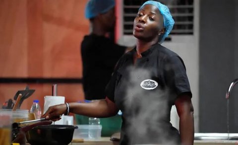 Nigeriyalı aşpaz 100 saat bişirməklə rekord qırdı