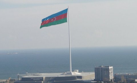 Bayraq Meydanında 