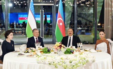 Prezidentlər və xanımları Füzuli şəhərində yeni evlərə köçürülmüş sakinlərlə görüşüb