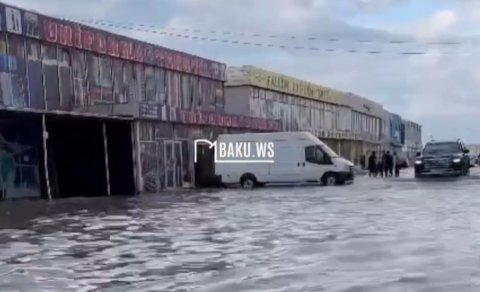 “Binə” ticarət mərkəzi su altında qaldı - VİDEO