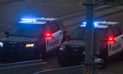 Məhkəmə üç dəfə cinayət yerindən pul oğurlayan polisin işdən çıxarılmasını qadağan etdi