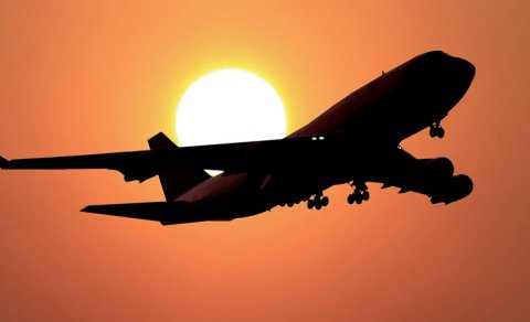 Amerikalı pilot uçuş zamanı təyyarənin mühərriklərini söndürdüyünə görə həbs edildi
