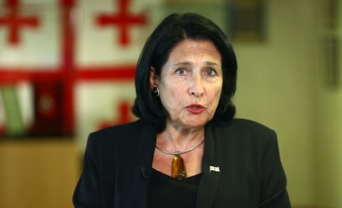 Gürcü prezident yeni konstitusiya pozuntusunda İTTİHAM OLUNDU