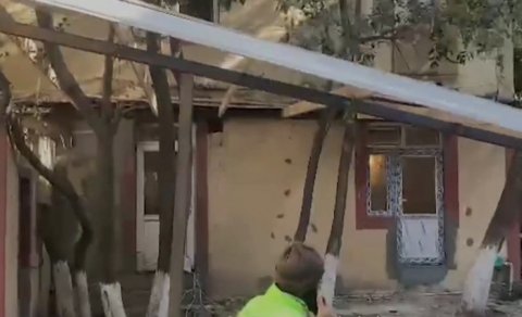 Bakıda qanunsuz tikili söküldü - VİDEO