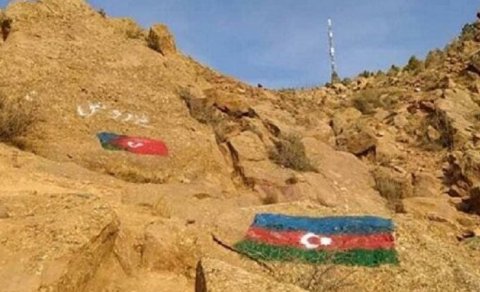 Azərbaycan bayrağı Təbrizdə dağa həkk edildi